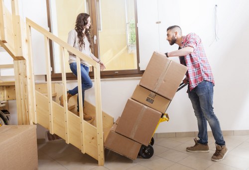 Professional removal van service in Kingscross for home relocation
